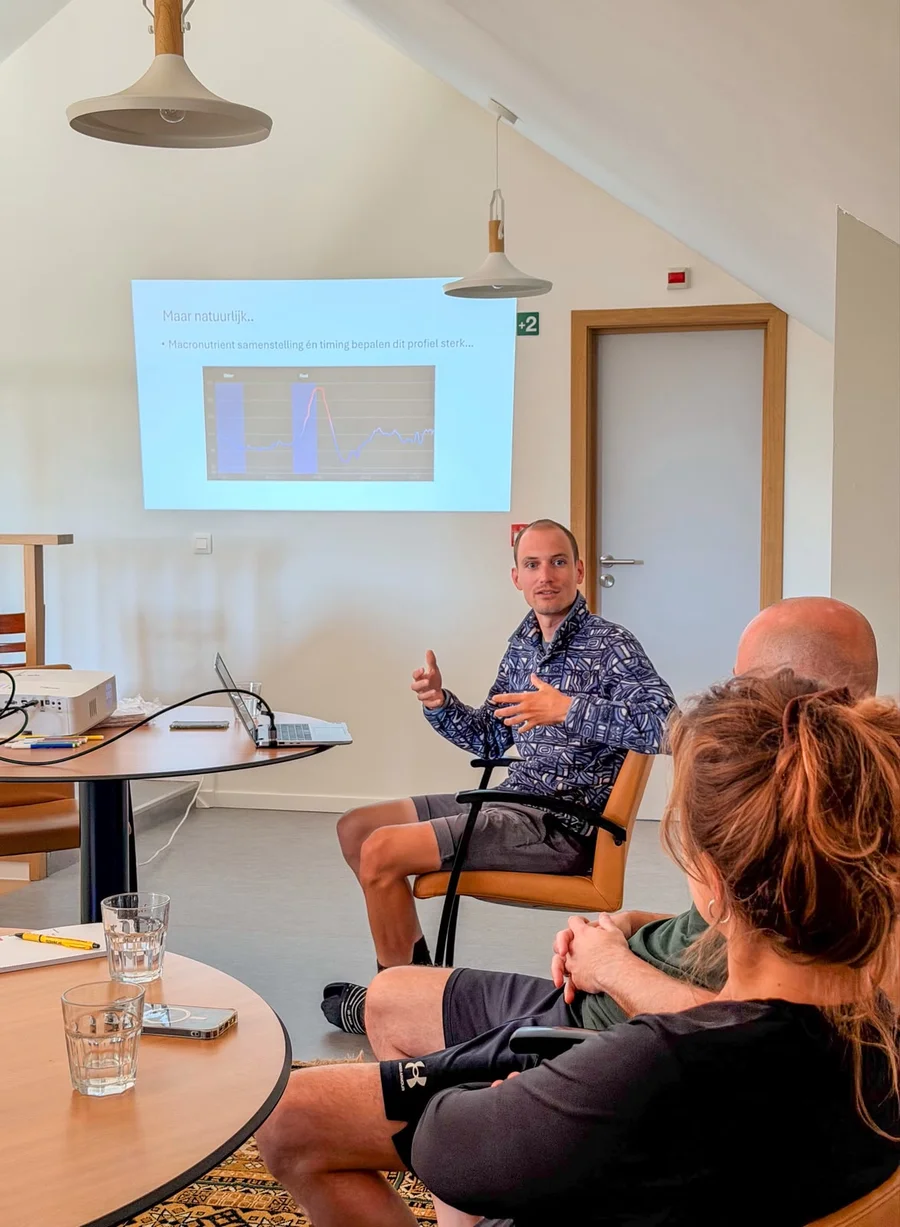 Een expert geeft uitleg aan SOLA-deelnemers tijdens een sessie binnen