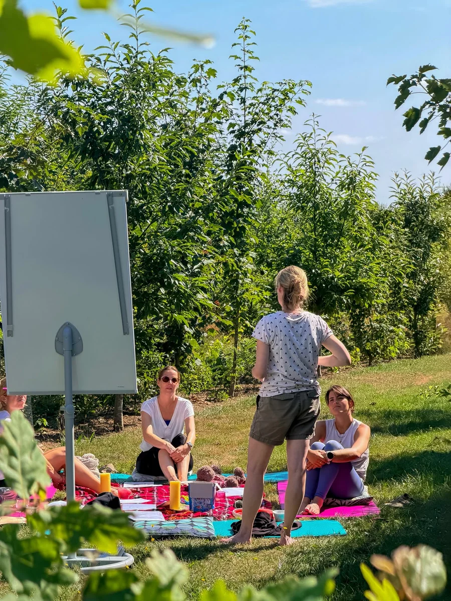 SOLA-deelnemers oefenen samen tijdens een begeleide sessie in de tuin