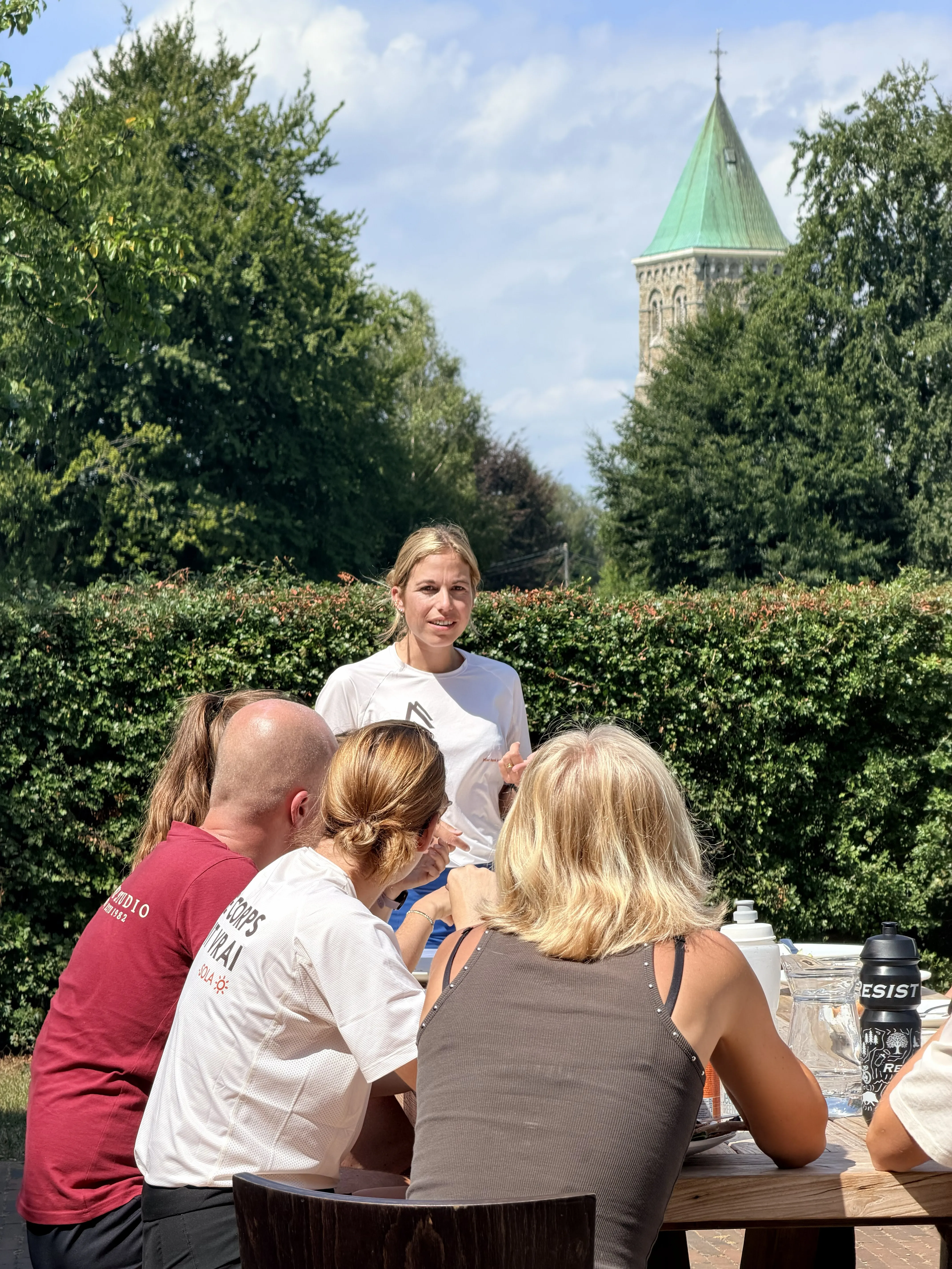 Deelnemers tijdens een groepsgesprek in de buitenlucht