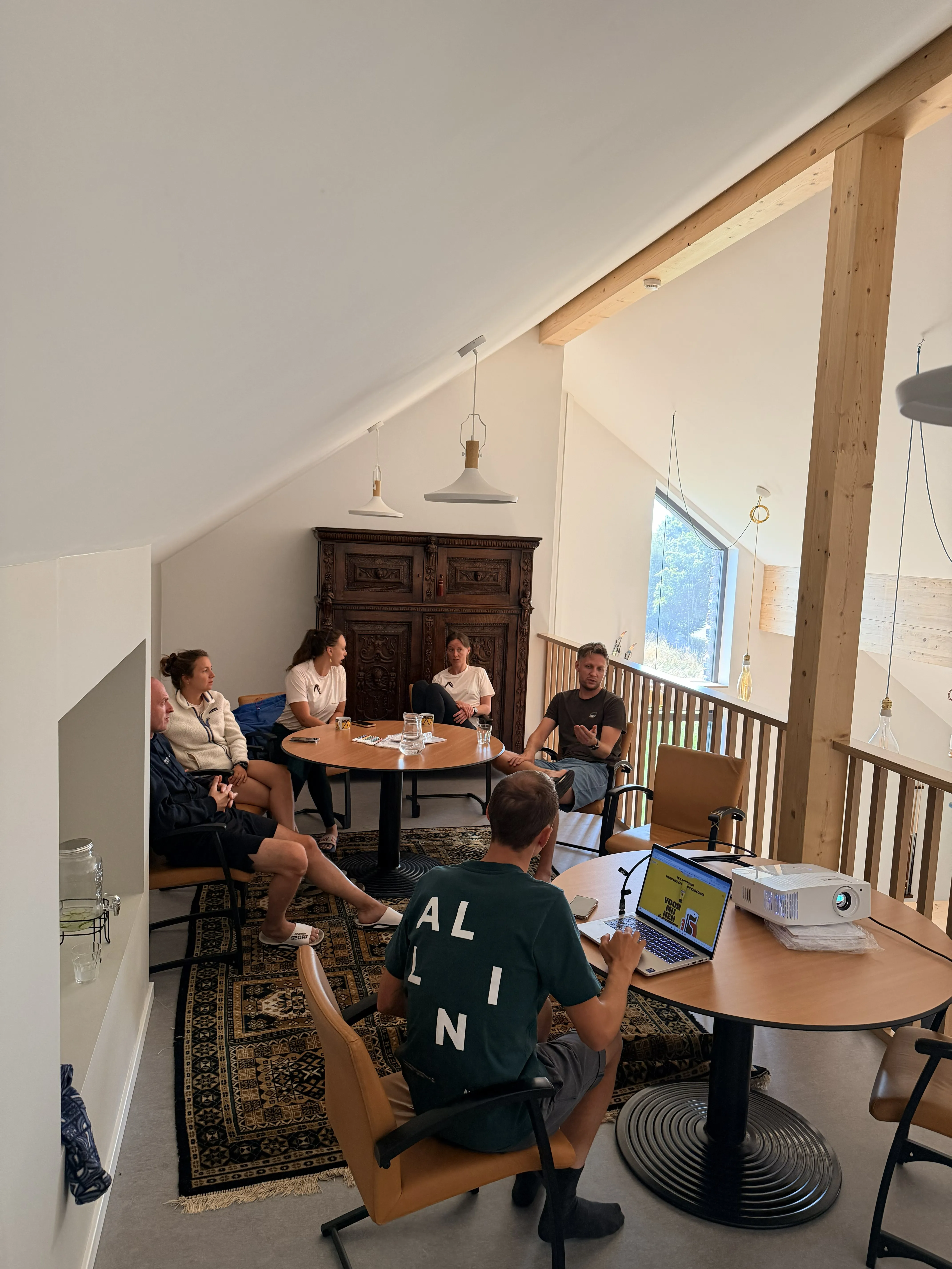 Deelnemers volgen samen een inhoudelijke sessie