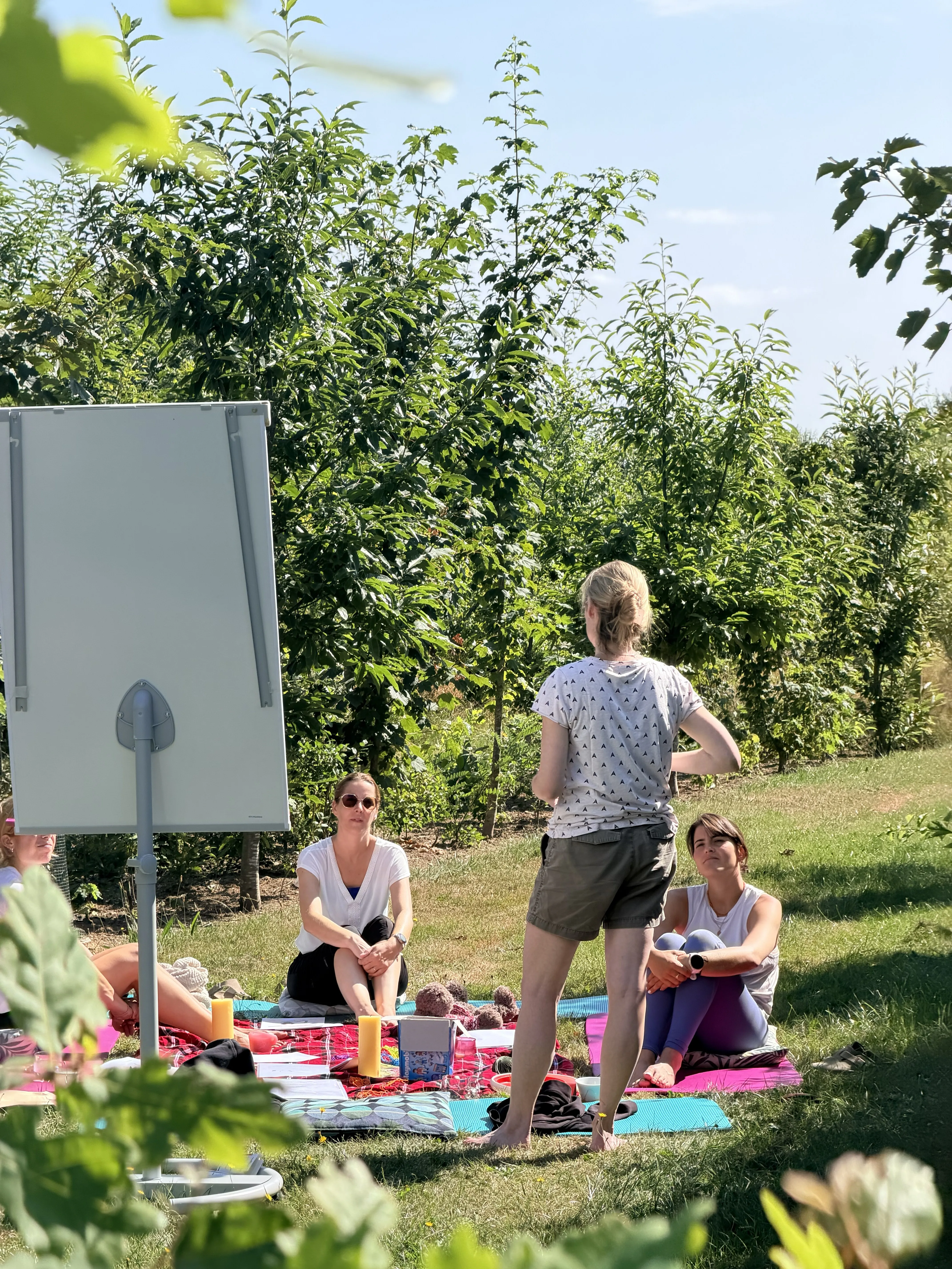 Deelnemers volgen een begeleide sessie in de natuur