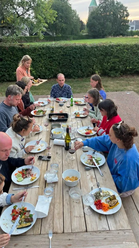 Samen buiten eten tijdens een SOLA-activiteit