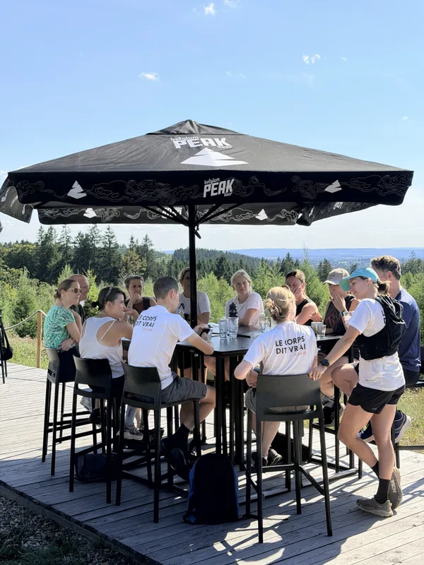 SOLA-deelnemers samen buiten aan tafel